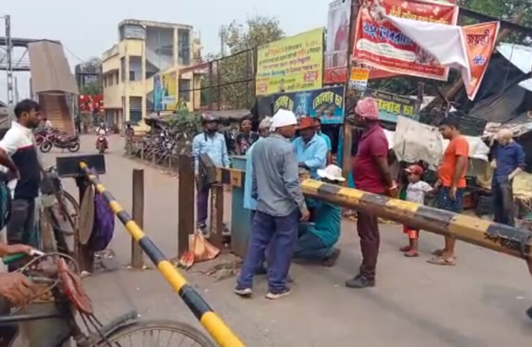 টোটোর ধাক্কায় রেলগেট ভেঙে দুর্ঘটনা হাওড়ার রামরাজাতলা স্টেশনে।