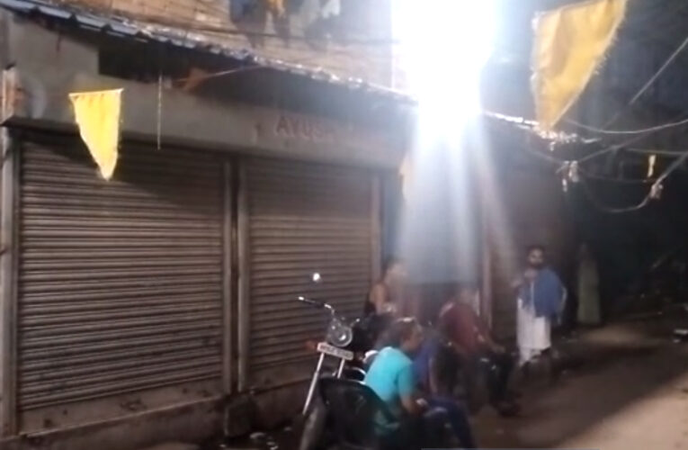 কানামাছি খেলতে গিয়ে পাঁচতলা বাড়ির ছাদ থেকে নিচে পড়ে গুরুতর জখম বালক। হাওড়ার গোলাবাড়িতে চাঞ্চল্য।