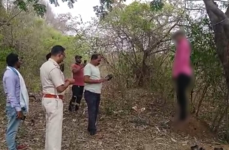 গাছের ডালে যুবকের ঝুলন্ত দেহ; এলাকায় চাঞ্চল্য।