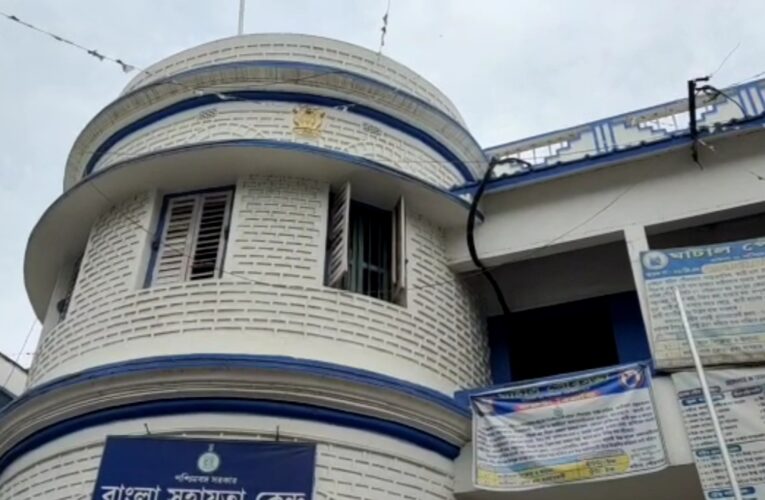 জীবিত ব্যক্তির সার্টিফিকেটে মৃত উল্লেখ; শোরগোল স্থায়ী বাসিন্দা সার্টিফিকেট নিয়ে।