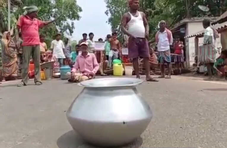 পানীয় জলের দাবিতে রাজ্য সড়ক অবরোধ করে বিক্ষোভ গ্রামের মানুষদের।