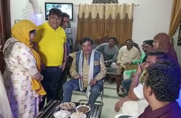 ঈদমিলান অনুষ্ঠানে মিলিত হলেন শত্রুঘ্ন সিনহা।