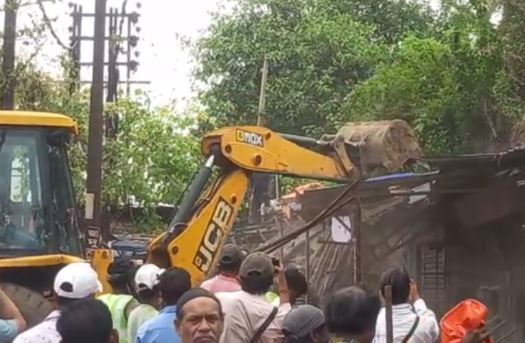আসানসোল পুরনিগমের উচ্ছেদ অভিযান; তৃণমূলের বিরুদ্ধে দ্বিচারিতার অভিযোগ।