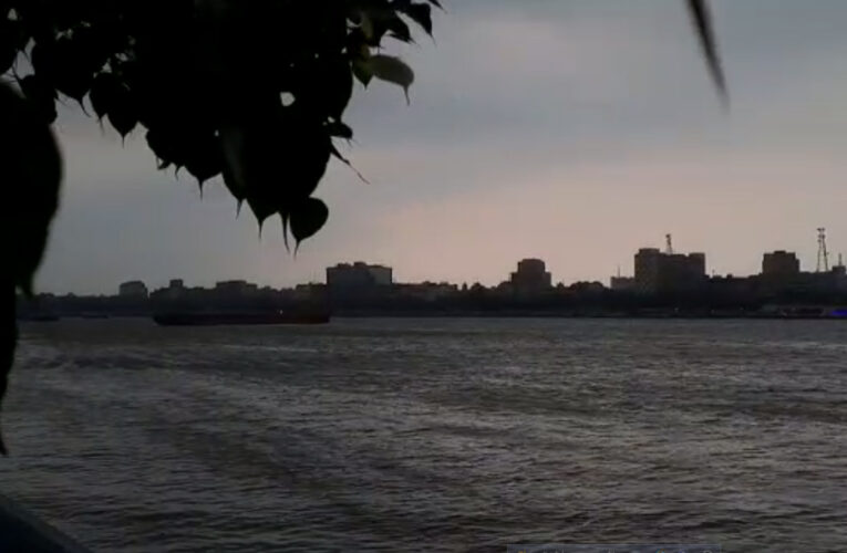 হাওড়ায় বিকেল থেকেই নামলো ঝড়বৃষ্টি।