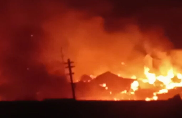 বিধ্বংসী অগ্নিকাণ্ডের ঘটনা হাওড়ার চেঙ্গাইলের ল্যাডলো বাজারে। ঈদের আগে সর্বস্বান্ত ব্যবসায়ীরা।