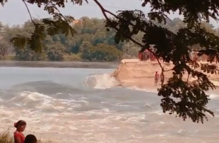 হাওড়ার ভাটোরায় মুন্ডেশ্বরীর স্রোতে ভাঙলো বাঁশের সাঁকো।