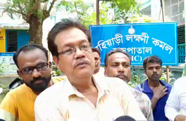 হাসপাতালে ডেপুটেশন দিতে না পেরে হাওড়ায় মহিয়াড়ী রোড অবরোধ করে বিক্ষোভ কংগ্রেসের।