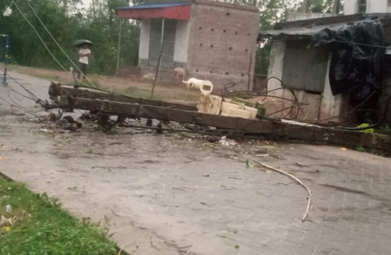 ঝড়ের দাপটে রাস্তার উপর উল্টে গেল বিদ্যুতের ট্রান্সফর্মার।