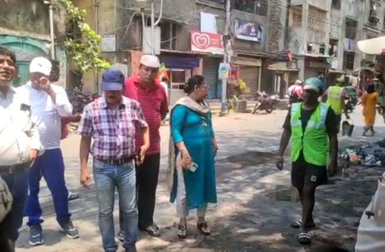 হাওড়া শহরের নিকাশি নালা পরিষ্কারের কাজ খতিয়ে দেখতে বৃহস্পতিবার পৌরনিগমের তরফ থেকে মধ্য হাওড়ায় দেওয়া হলো স্পেশাল ড্রাইভ।
