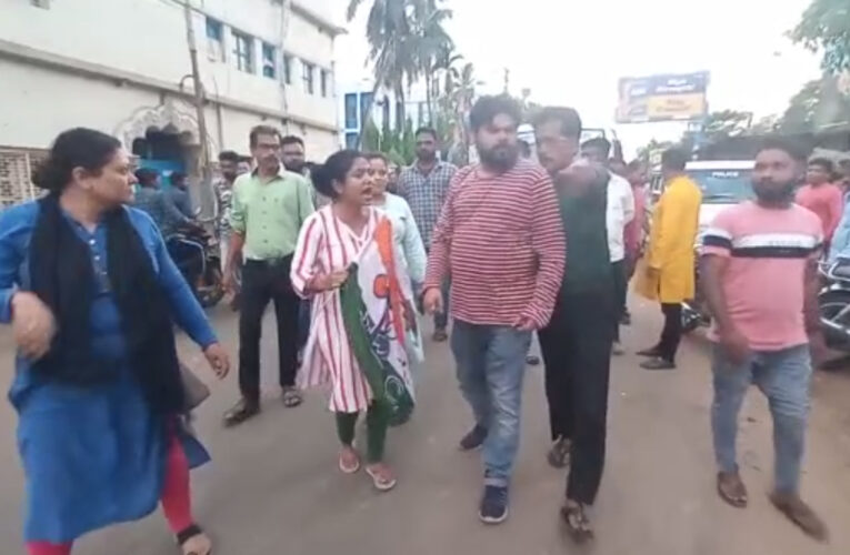 তৃণমূলের যুব সভাপতিকে ঘাড় ধাক্কা দিয়ে বের করে দেওয়ার অভিযোগে