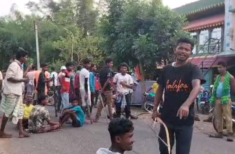 হাতে তীর, ধনুক, লাঠি নিয়ে বিদ্যুৎ সংযোগের দাবিতে রাস্তা অবরোধ করে বিক্ষোভ আদিবাসী সম্প্রদায়ের।