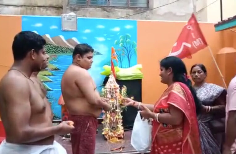 রথে জিলিপি মিষ্টিমুখ করিয়ে হাওড়ায় ভোটের প্রচার সিপিএম প্রার্থীর।