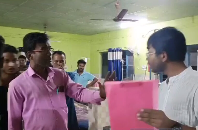 চন্দ্রকোনা ১ নম্বর ব্লকের ক্ষীরপাই গ্রামীণ হসপিটালে রোগীর পরিবারের লোকজনদের বিক্ষোভ।