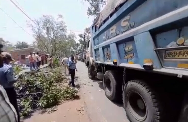 রাস্তা পরিষ্কারের দাবীতে পথ অবরোধ জামুড়িয়েতে।