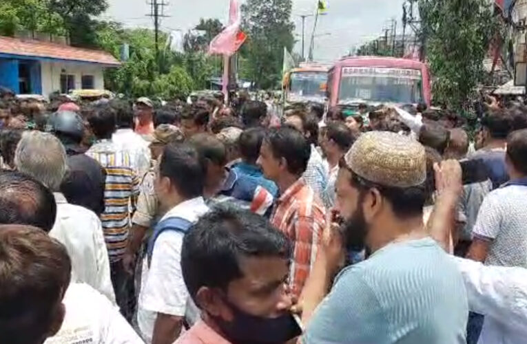 পড়ুয়ার সাথে অশালীন আচরনের অভিযোগ; অভিভাবকদের বিক্ষোভ, অবরোধ জি.টি. রোড।