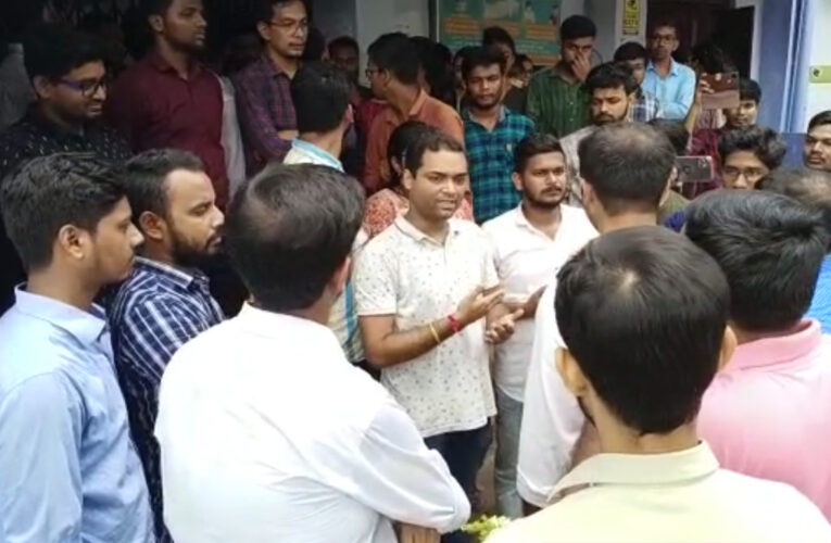 প্রগ্রেসিভ জুনিয়র ডক্টরস অ্যাসোসিয়েশনের সভাপতিকে হাওড়ার হোমিওপ্যাথি কলেজে ঢুকতে বাধা। দেওয়া হয় গো – ব্যাক স্লোগান।