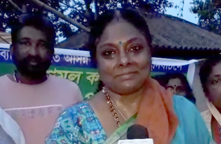 তৃণমূল কংগ্রেসের পথসভায় উপস্থিত রাজ্যের পঞ্চায়েত প্রতিমন্ত্রী শিউলী সাহা।