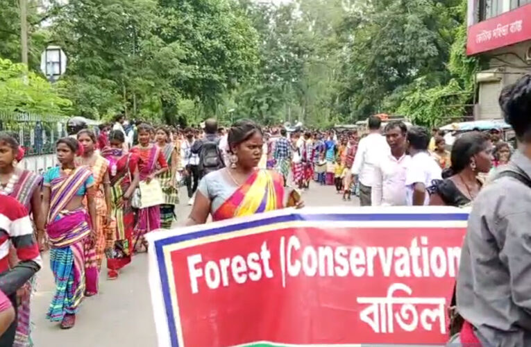 আদিবাসী দিবসে মনিপুরে আদিবাসী মহিলাকে নির্যাতনের প্রতিবাদে এবং আদিবাসীদের স্বীকৃতি আদায়ের দাবিতে শহর জুড়ে আদিবাসীদের মিছিল।