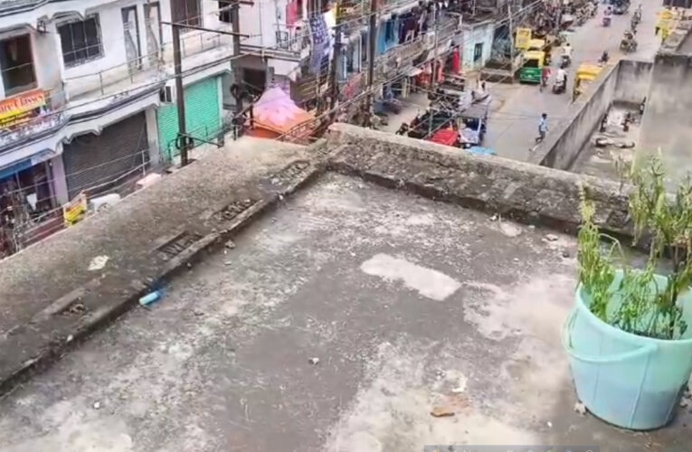 বড়গাছিয়ায় বহুতলের ছাদ থেকে নিচে পড়ে গুরুতর জখম কিশোর।