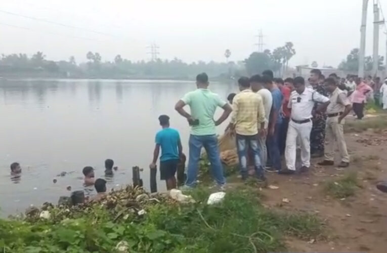 স্ত্রী খুনে গ্রেফতার স্বামী চন্দনকে নিয়ে ঘটনাস্থলে গেল ডোমজুড় পুলিশ, পুকুরে জাল ফেলে আগ্নেয়াস্ত্রের খোঁজ।