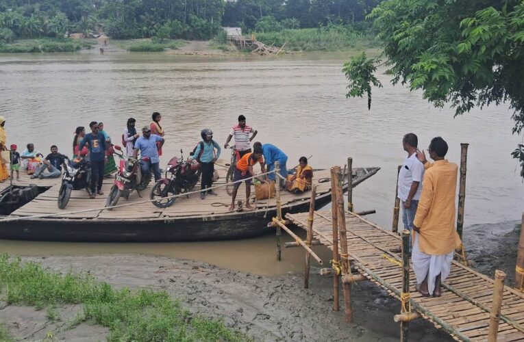 আমতার কুলিয়া ব্রিজ বাঁশের সাঁকো ভেঙে যাওয়ায় পরিস্থিতি ঘুরে দেখলেন কংগ্রেস নেতৃত্ব।