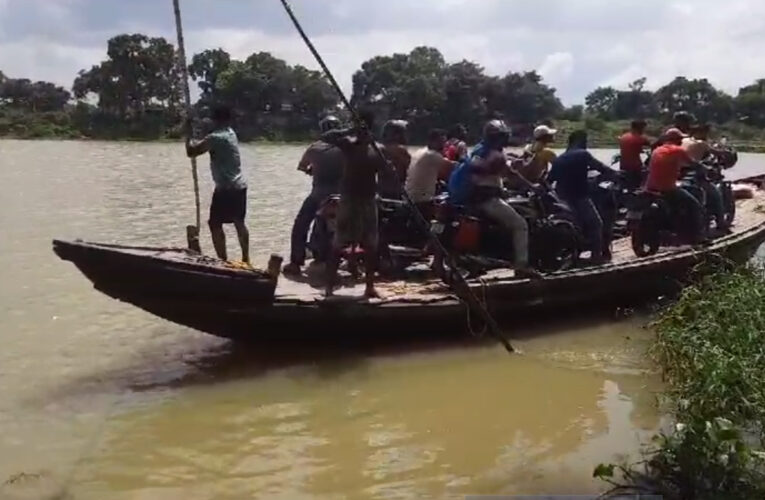 দেশপ্রাণ বীরেন্দ্র সেতুর উপর জোর কদমে চলছে লোড টেস্টিং। বিকল্প পথে চলছে যাতায়াত।