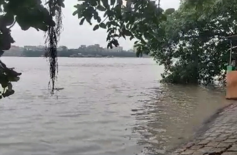 আসানসোলের দুই যুবক হাওড়ার চাঁদমারি ঘাটে স্নান করতে নেমে তলিয়ে গেলেন জোয়ারের স্রোতে।