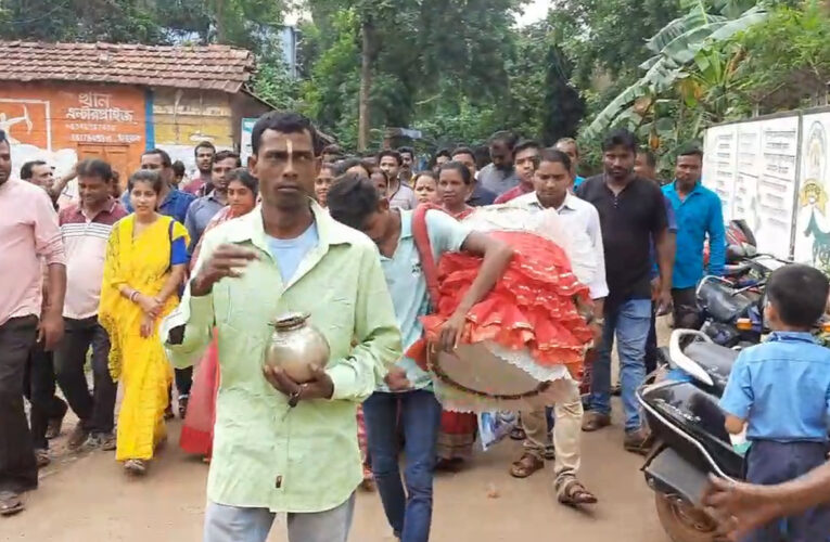 গঙ্গাজল ছিটিয়ে, ঢাক বাজিয়ে, নারকেল ফাটিয়ে অঞ্চল অফিসে প্রবেশ করলেন এবারের বিজেপির নতুন প্রধান উপ-প্রধান সহ অঞ্চল কর্মীরা।