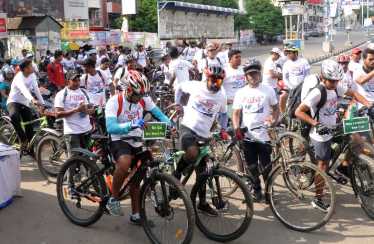 ‘প্যাডেল ফর মাউন্টেন’ শীর্ষক সাইকেল র্যা লি হাওড়ায়।