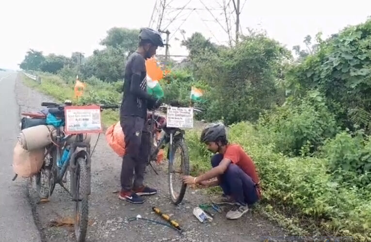 লক্ষ্য ৪০০০০ কিমি; আলোয়ার থেকে সাইকেলে ভারত ভ্রমণে বেরিয়েছে দুই যুবক।