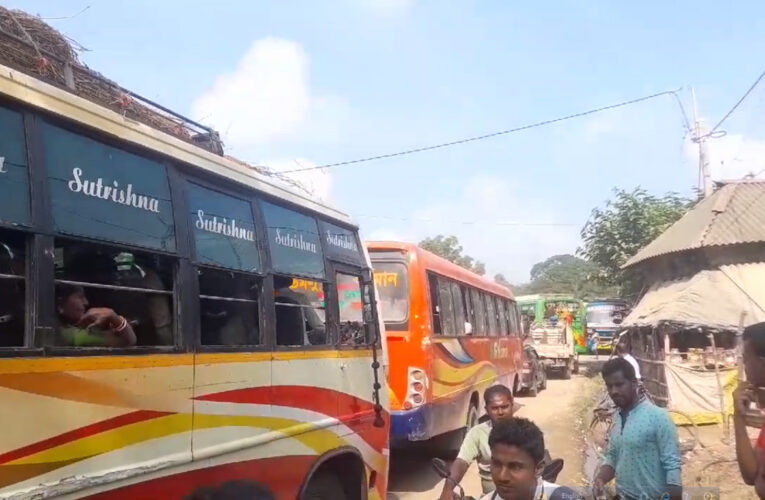 দ্রুত রাস্তা নির্মাণের দাবীতে পথ অবরোধ ও বিক্ষোভ।