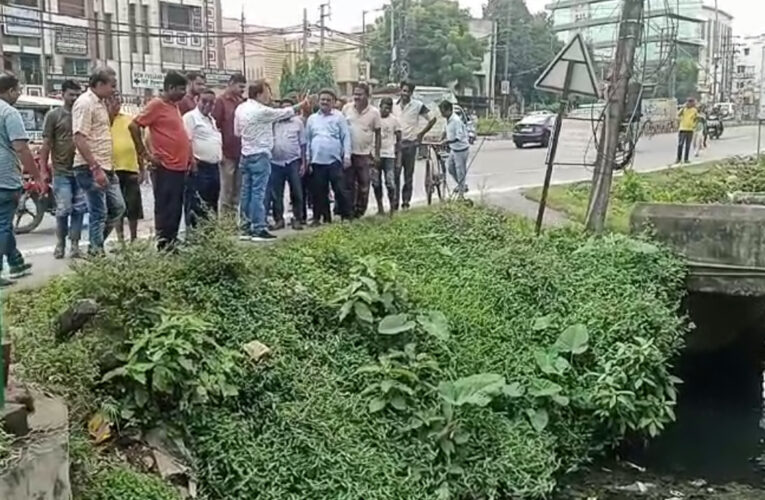 শহরের নিকাশী ব্যবস্থা খতিয়ে দেখতে সরেজমিনে মেয়র।