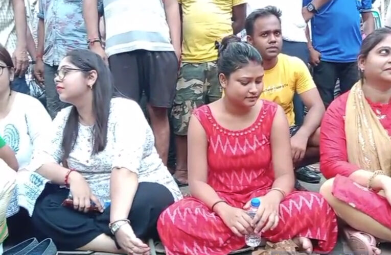 এখনো রাস্তায় জমে জল, ঘরের কাজ ফেলে পথে নেমে বিক্ষোভ মহিলাদের।