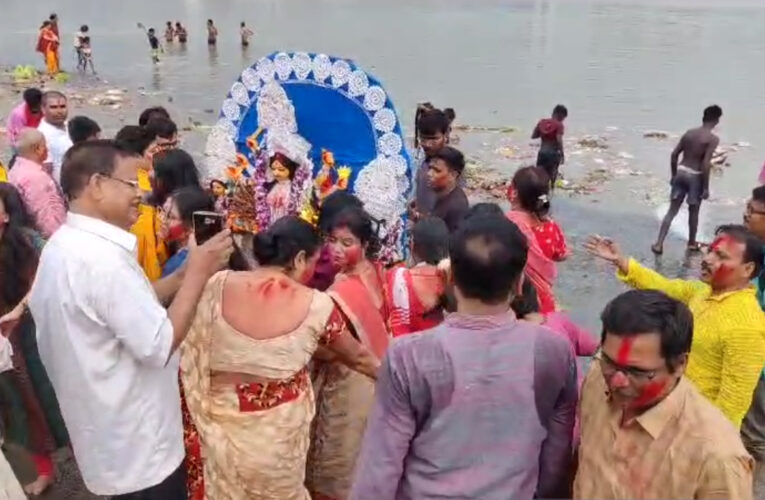 দশমীতে হাওড়ার বিভিন্ন ঘাটেও চলছে প্রতিমা নিরঞ্জন।