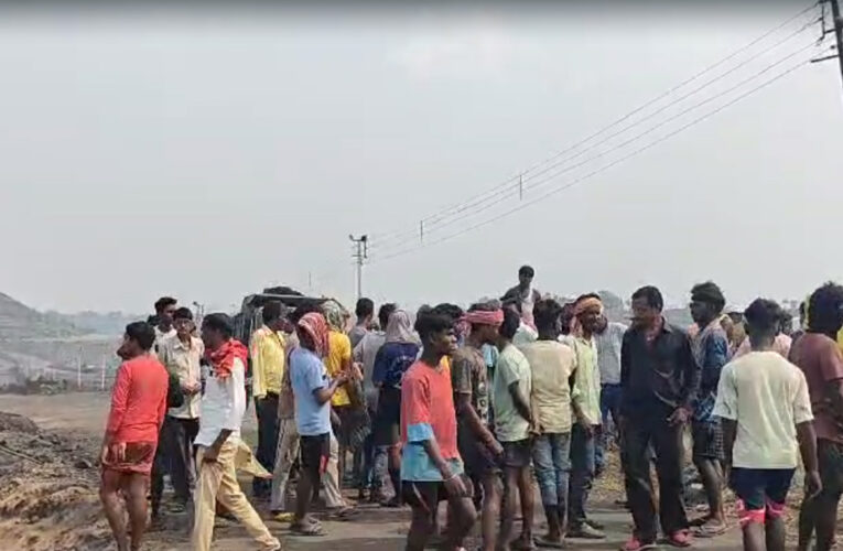 মোহনপুর কয়লা খনির কাজ বন্ধ করে জমির ন্যায্য মূল্য আদায়ের দাবীতে গ্রাম বাসীদের বিক্ষোভ।