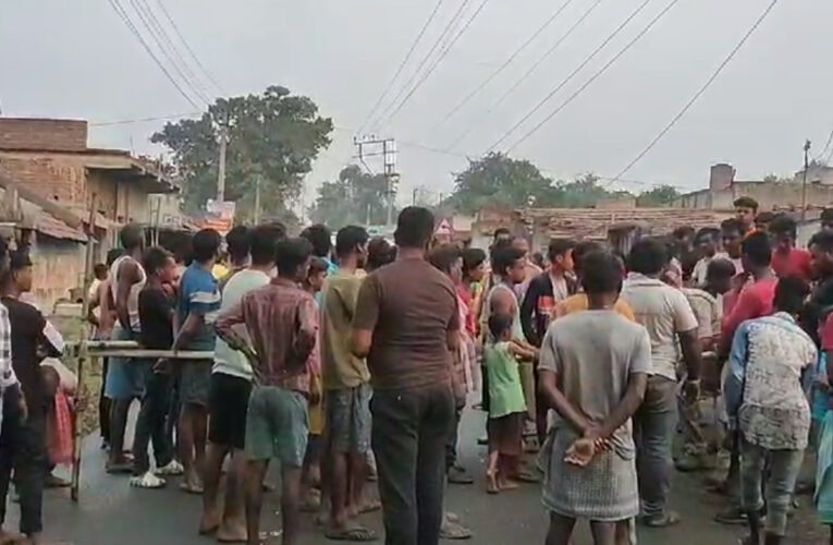 আবার ফাটল পাইপ, জলমগ্ন এলাকা ক্ষতিগ্রস্ত অনেক বাড়ি, অবরোধ রাস্তা।