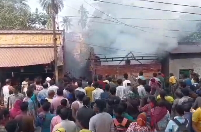 উলুবেড়িয়ায় বাড়িতে আগুন, ছড়িয়ে পড়লো পাশের দোকানেও।