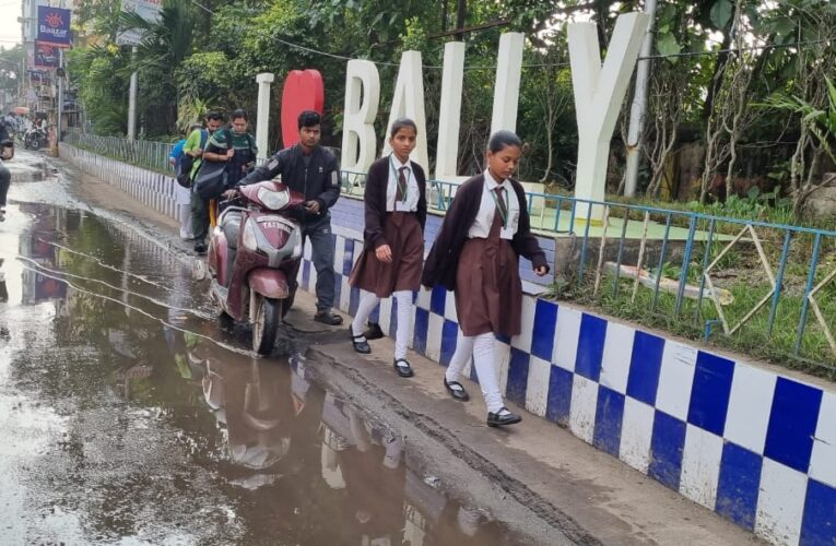 অবশেষে মিললো সুরাহা, জমে থাকা জল ও জঞ্জালের স্তুপ সরানো হলো বালি থেকে।