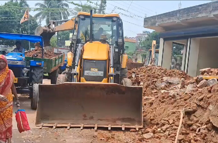 ফুটপাতবাসী দোকানদারেরা নিজেরাই সরিয়ে দিলেন দোকান, পরিষ্কার করলেন এলাকা।