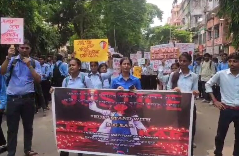 এবার পথে নামলো দালালপুকুর ইঞ্জিনিয়ারিং কলেজের ছাত্রছাত্রীরা।