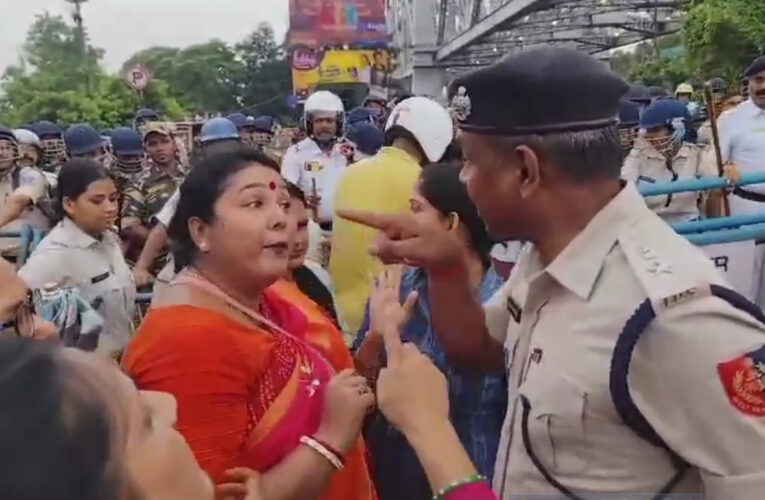 ব্যাপক উত্তেজনা ছড়ায় হাওড়া ব্রিজে। আরজি কর ইস্যুতে বিজেপির মিছিল ঘিরে ধুন্ধুমার।