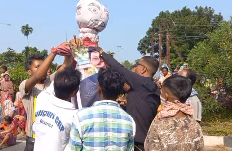 তীর ধনু হাতে পথ অবরোধে আদিবাসী সম্প্রদায়ের মানুষজনেরা।