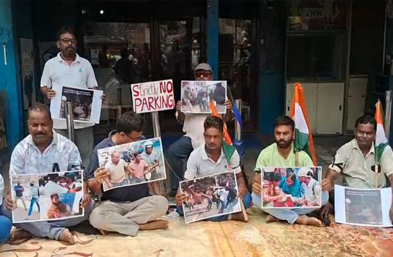 চাকরীহারা শিক্ষকদের উপর নির্মম আত্যাচের প্রতিবাদে পথ অবরোধ।