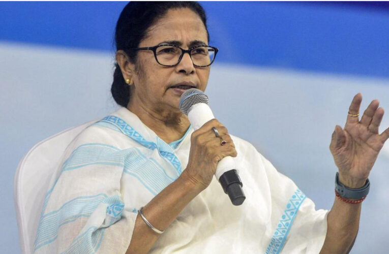 মুখ্যমন্ত্রী মমতা ব্যানার্জী? এ কেমন ব্যাপার?