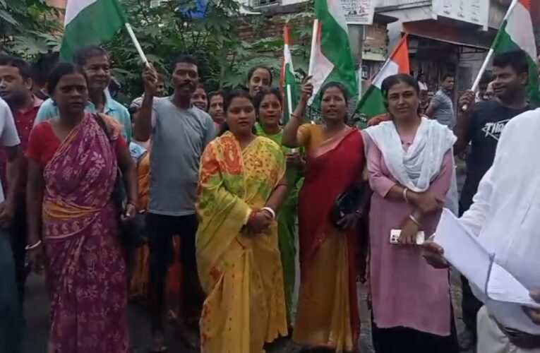 বেহাল রাস্তা, পথ অবরোধ স্থানীয় বাসিন্দাদের।