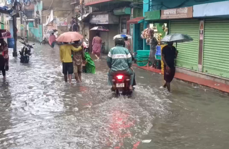 টানা বৃষ্টিতে বানভাসি পরিস্থিতি, ব্যাহত যাতায়াত; লিলুয়ার দাসপাড়া অটোস্ট্যান্ড ও ঝিল রোডে।